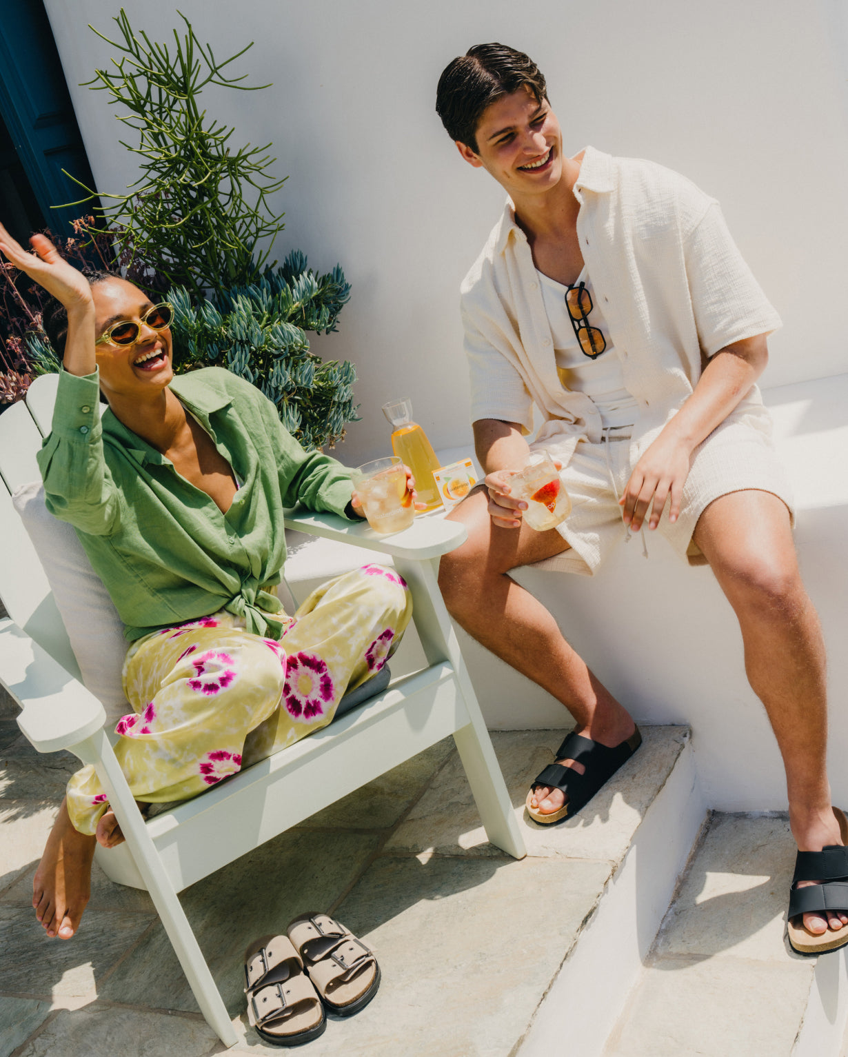 Man and woman enjoying drinks on a bench, highlighting the ICE TEA Set with flavors: LEMON, PEACH, BLUEBERRY, and RASPBERRY.